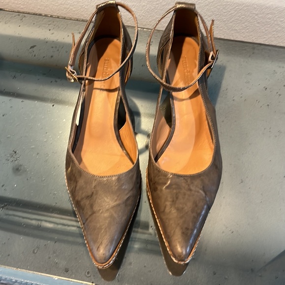 Sundance pewter leather shoes with ankle strap. - Picture 4 of 5